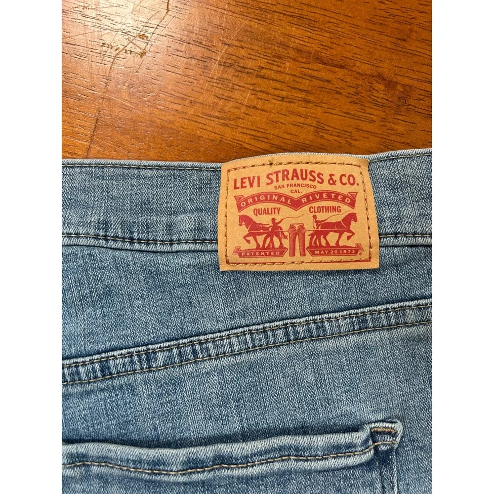 Levi Strauss Bermuda Short Womens Size 31 Blue Denim Stretch Mid Rise Shorts